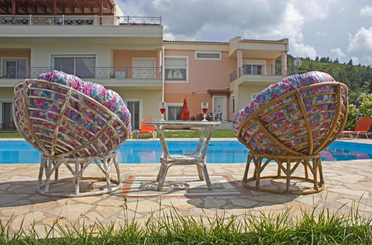 Brina'S Luxury Apartments Agioi Apostoloi  Bagian luar foto